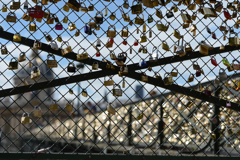 Illustration for article titled No, A Paris Bridge Did Not Collapse Under the Weight of Its Love Locks